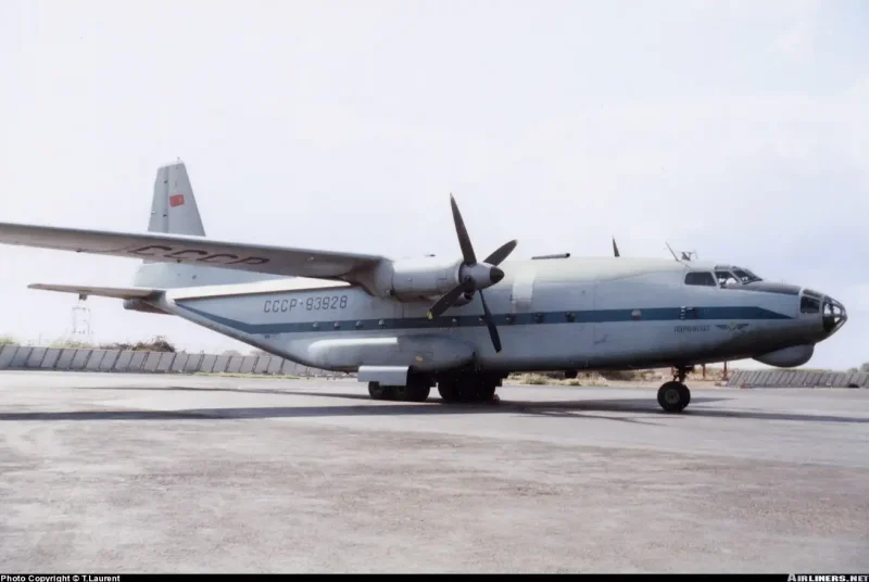 АН-8 военно-транспортный самолёт