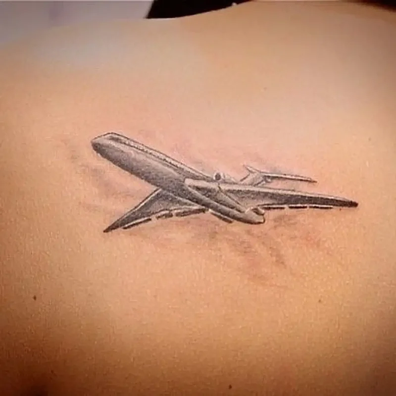Татуировка в виде самолета