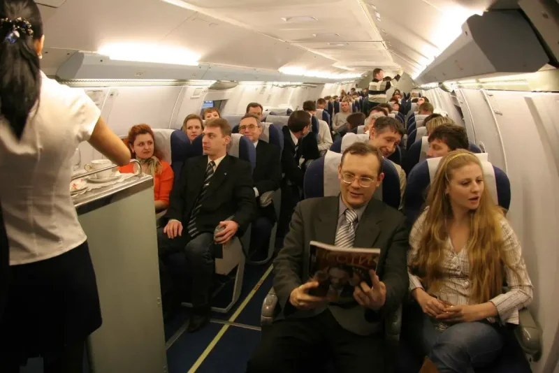 Салон самолета с пассажирами