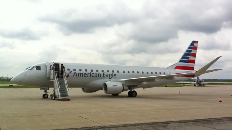 Самолет Embraer rj170