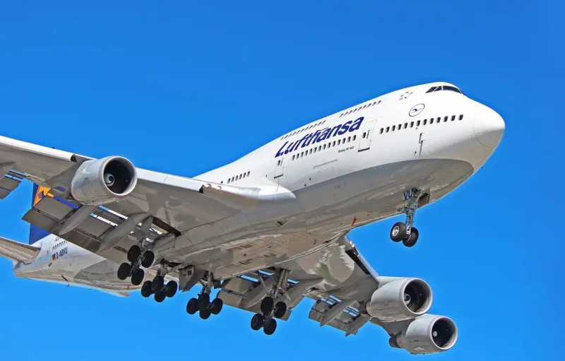 Авиалайнер Боинг 747