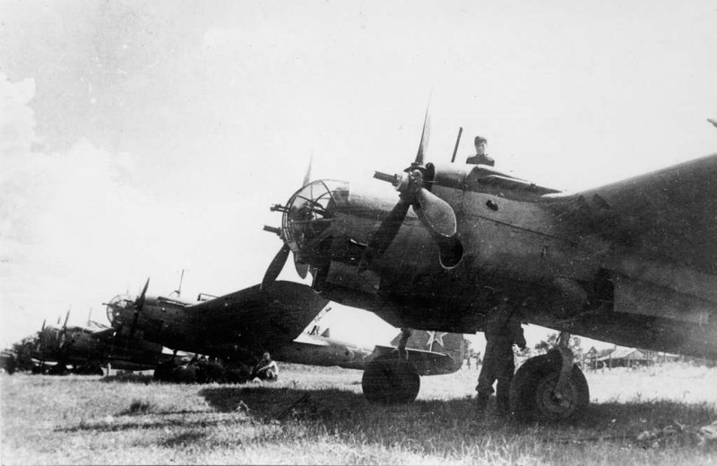 Советский скоростной фронтовой бомбардировщик сб-2