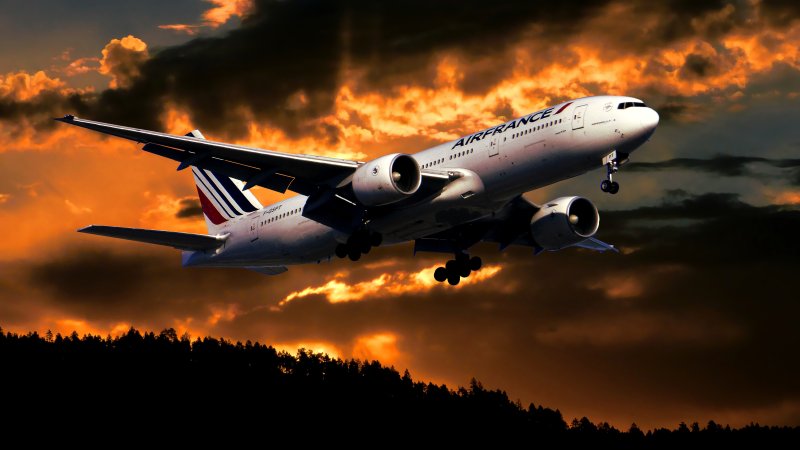 Самолет на фоне заката красиво