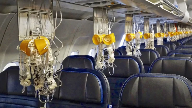 Кислородные маски в самолете Боинг 747