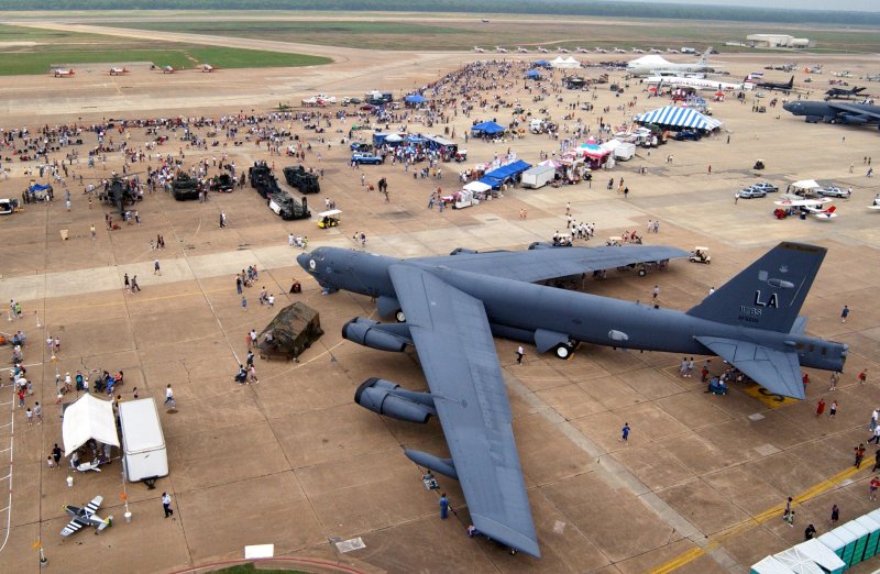 Американский стратегический бомбардировщик б-52