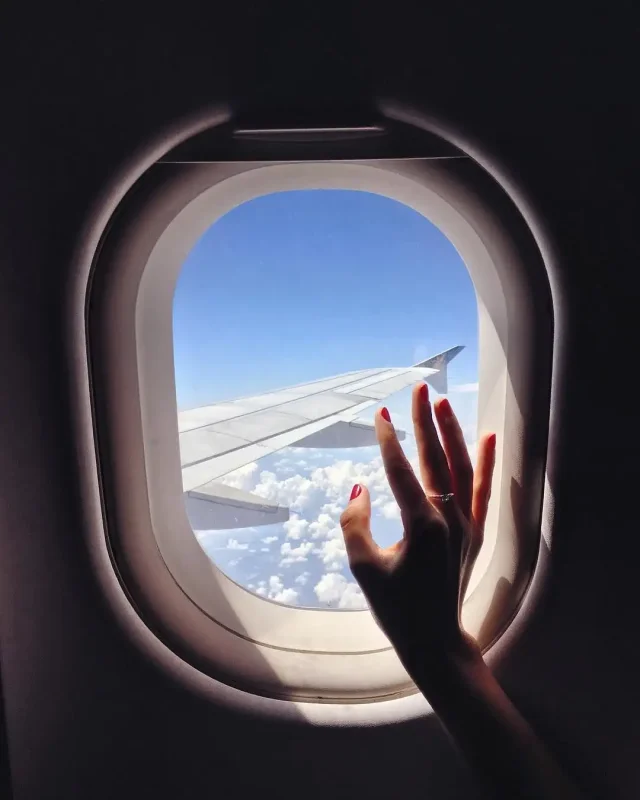 Картина самолеты в окне