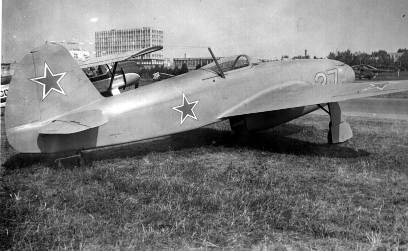 Первый реактивный самолет в СССР як 15