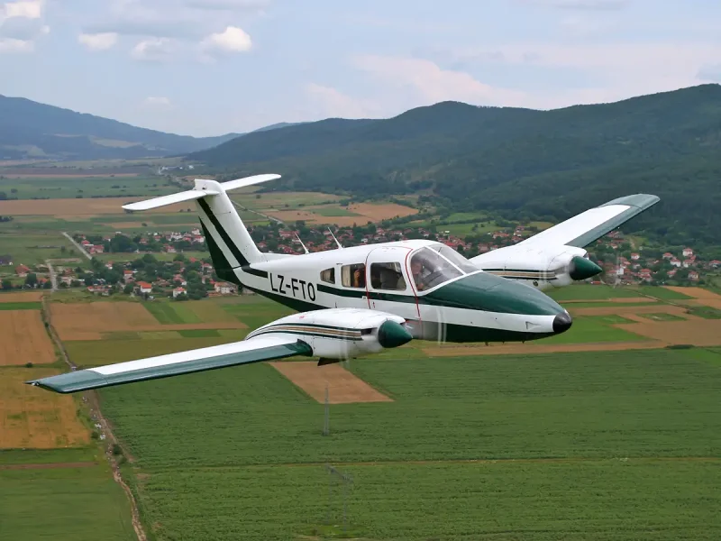 Двухмоторный самолёт Piper pa-44 Seminole