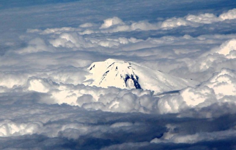Гора Казбек с самолета