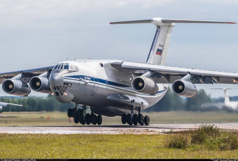 Военно транспортный самолет