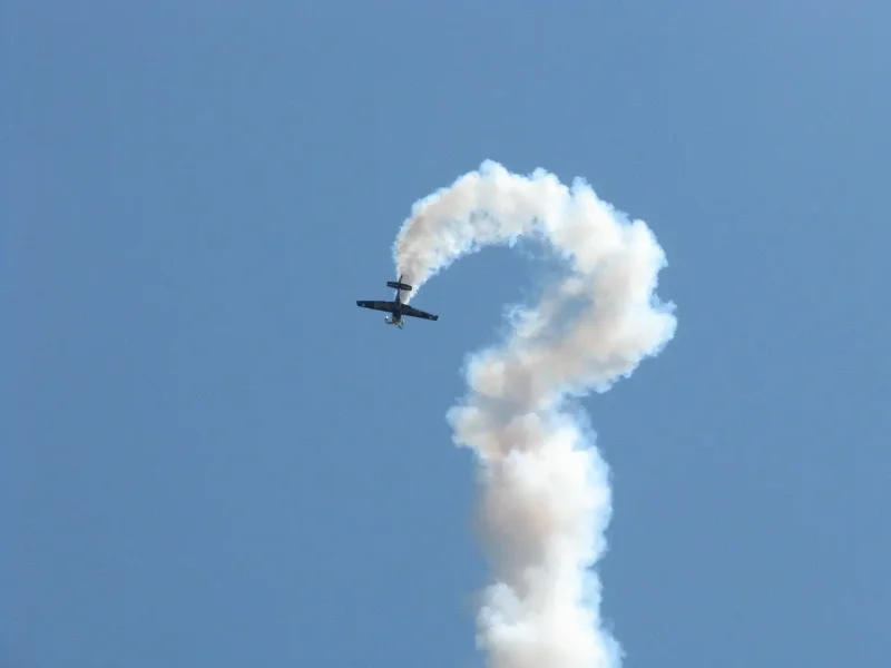 Самолет с дымом