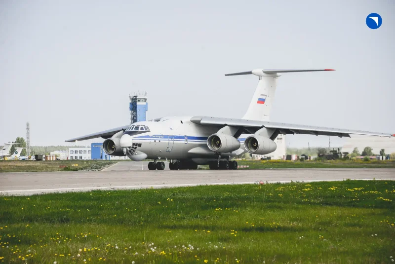 SSJ-100 самолет