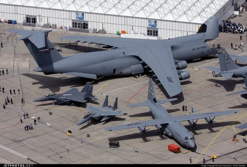 Lockheed c-5 Galaxy и АН-124 Руслан