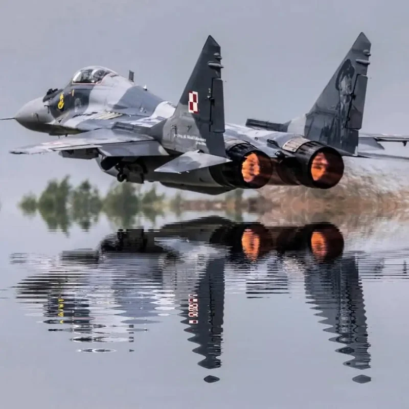Реактивные истребитель Су 35