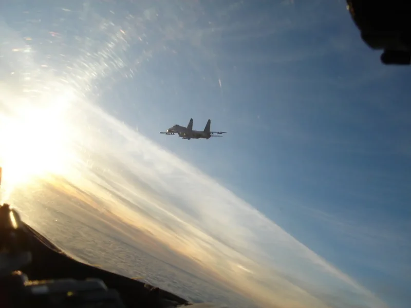 Истребитель Су-27 в небе