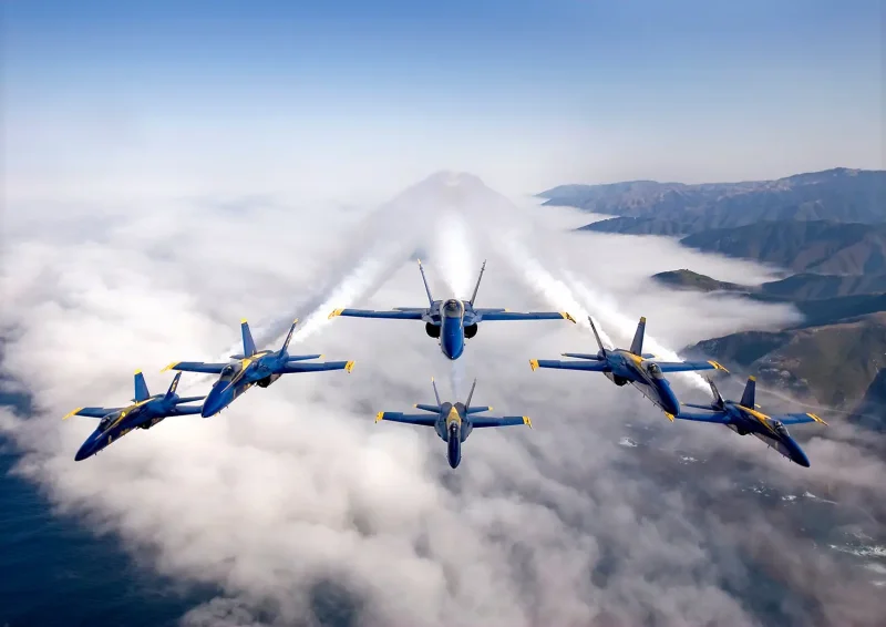 Много военных самолетов в небе
