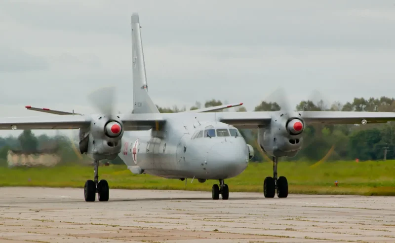 АН-26 военно-транспортный самолёт