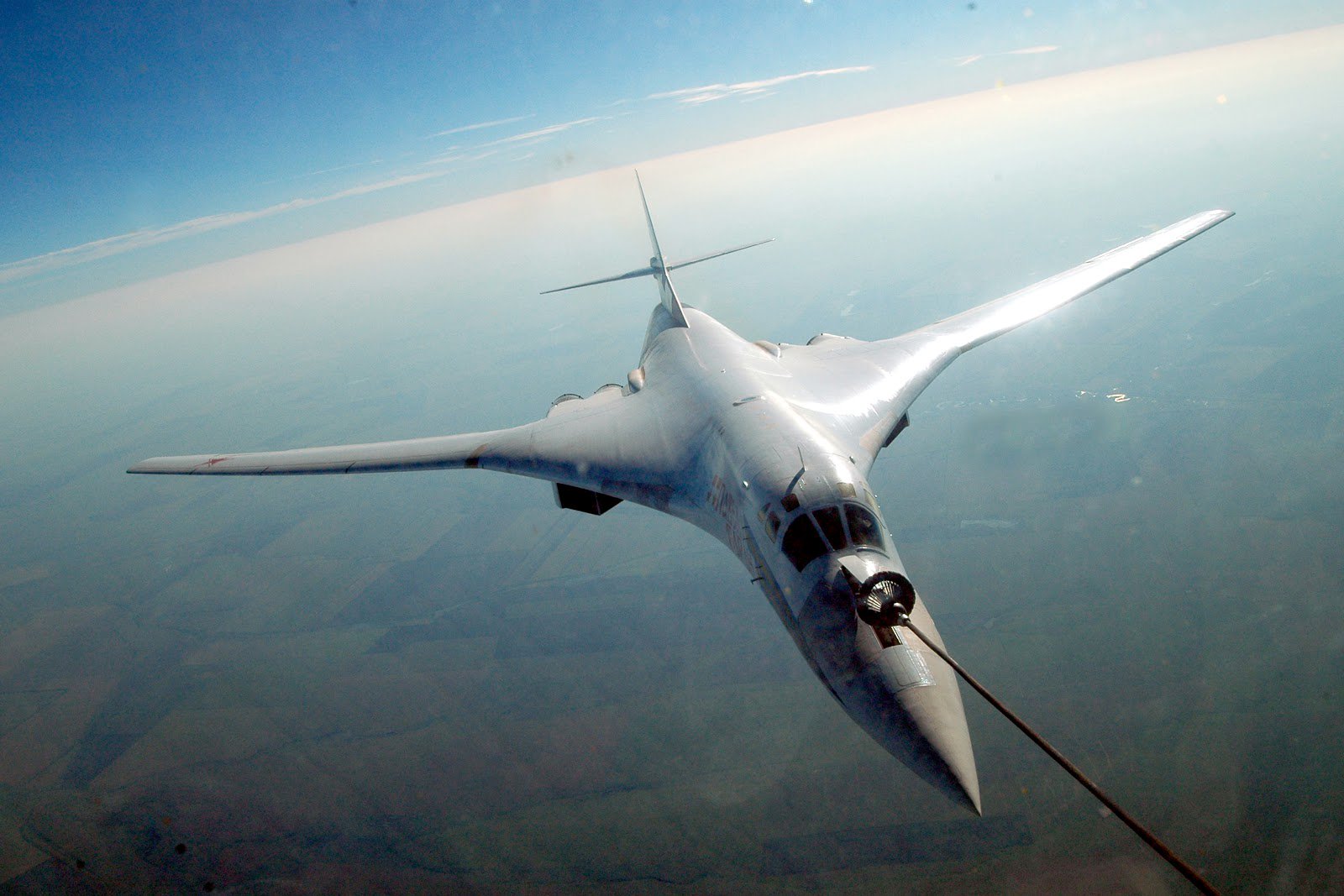 Ту 160м сколько. Белый лебедь самолет ту 160. Ту-160м белый лебедь. Сверхзвуковой стратегический бомбардировщик ту-160. Стратегический бомбардировщик белый лебедь.