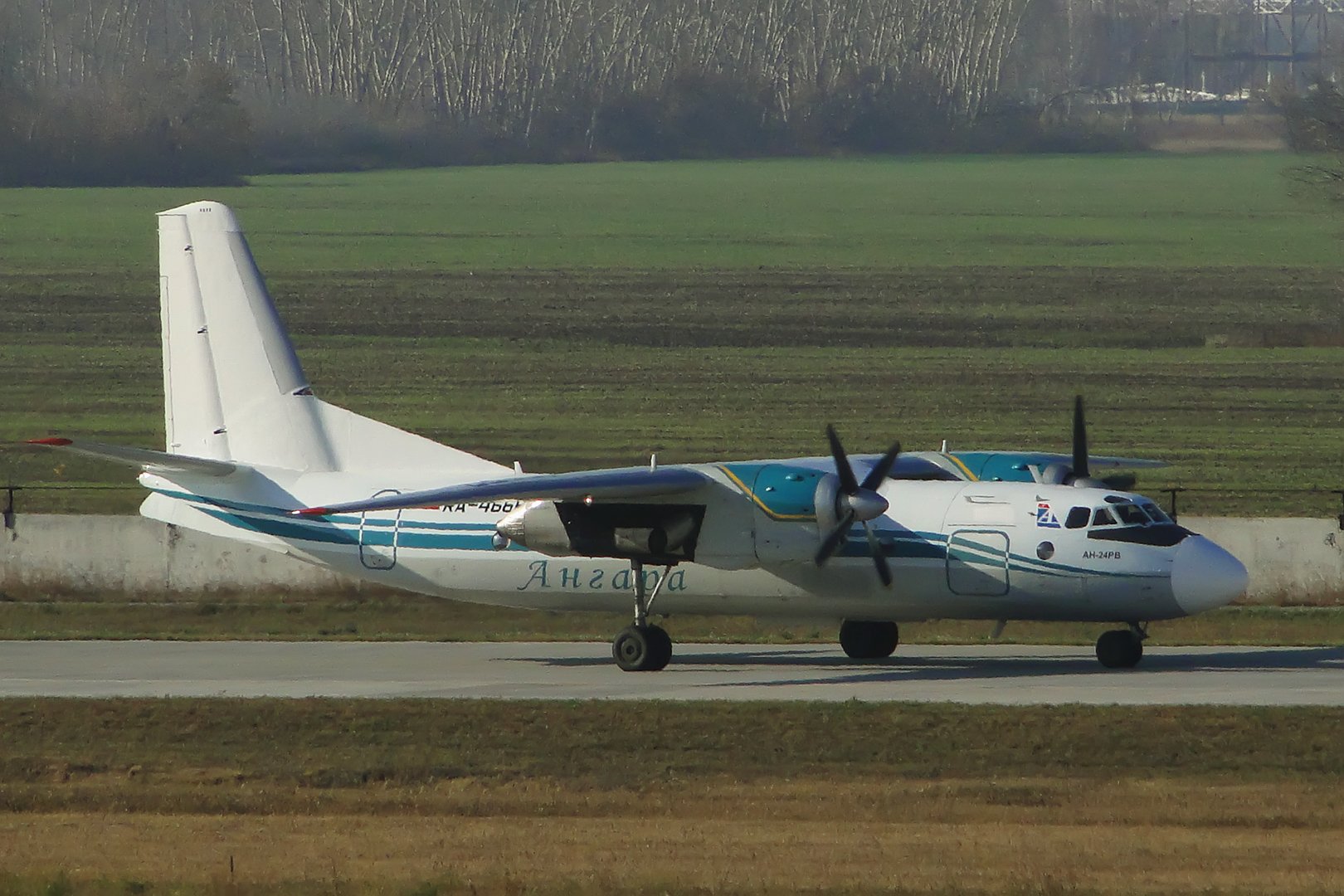 Ан 24 пассажирский самолет пассажирские самолеты. Самолет АН 24. АН-24 пассажирский самолёт. АН 24 РВ 46662. АН-24 пассажирский самолёт АЛРОСА.