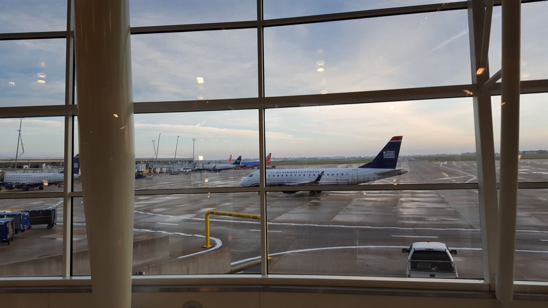 Новый день аэропорт. Вид из окна аэропорта. Вид с окна аэропорта. Вид из окна аэропорта на самолет. Самолет из окна аэропорта.