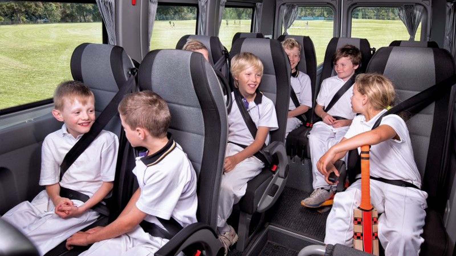 Специализированный автобус для перевозки детей. Автобусные экскурсии для школьников. Школьный автобус для экскурсий. Пассажирские перевозки детей. Детские автобусные перевозки.