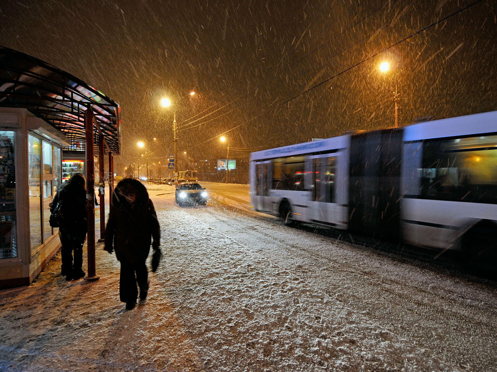 Автобус на остановке фото