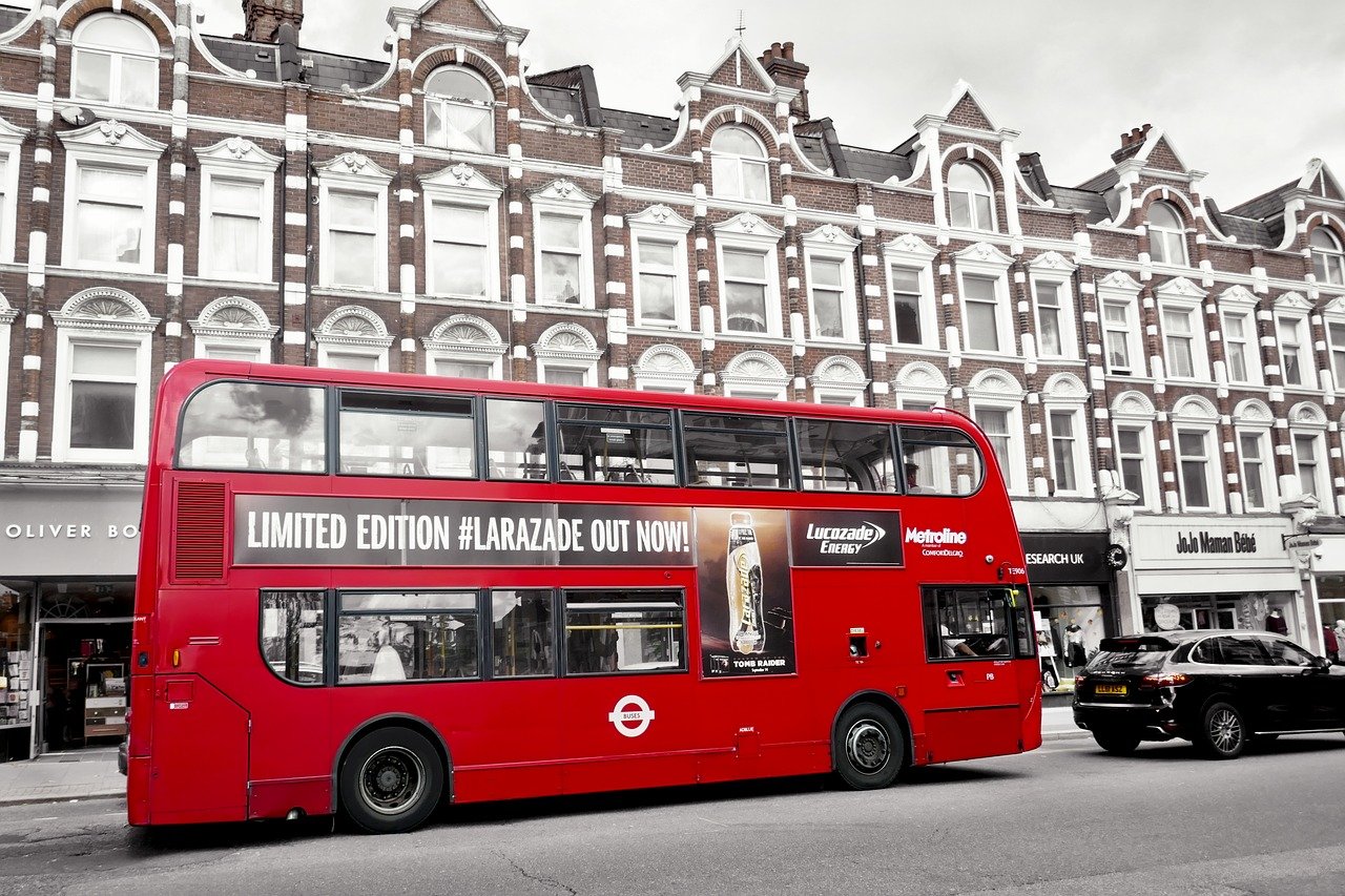 Красный автобус маршрутка. Лондонский даблдекер. Красный двухэтажный автобус в Лондоне. Даблдекер в Лондоне. Лондонский даблдекер первый.