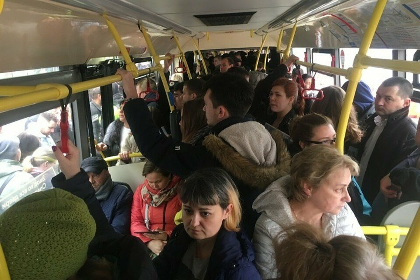 Много народу в автобусе. Салон автобуса с пассажирами. Пассажиры в маршрутке. Пассажиры общественного транспорта. Люди в автобусе.