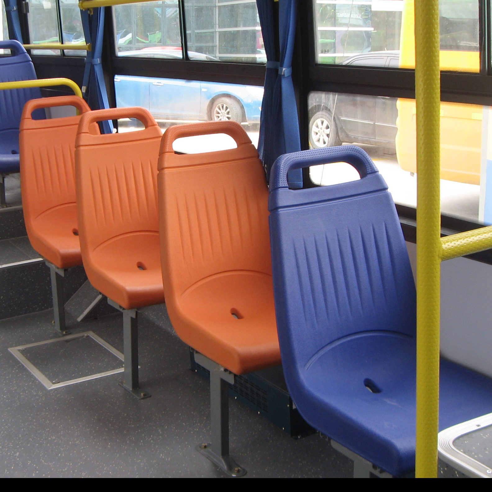 Как опустить кресло в автобусе у прохода