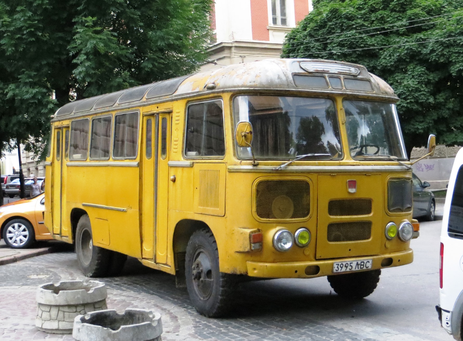 ПАЗ-672 желтый