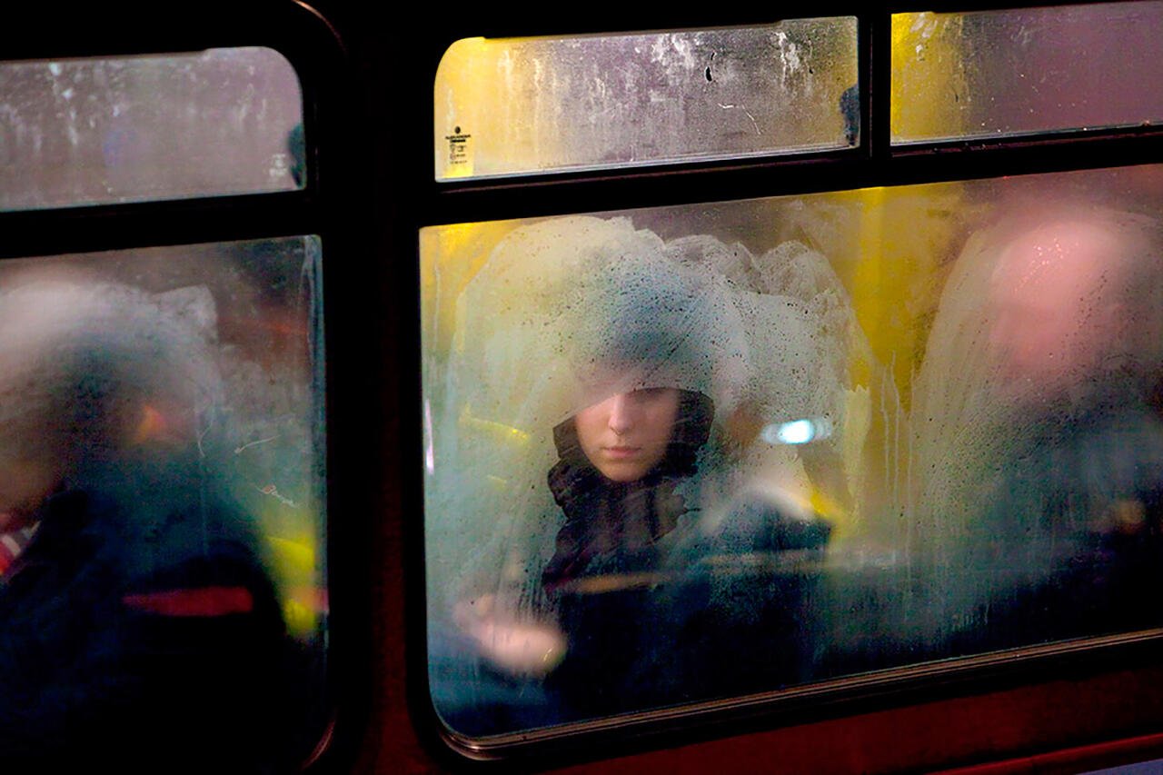 Вагон вошла она улыбнулась из окна. Окно автобуса. Окно поезда. Люди в трамвае. Пассажиры в окне автобуса.