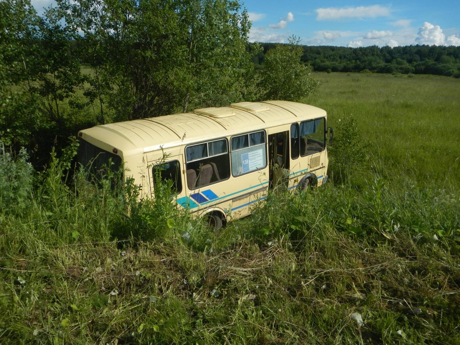 Поселок маршрутка. ПАЗ В деревне. Сельский автобус. Автобус ПАЗ В деревне. Автобус для сельской местности.