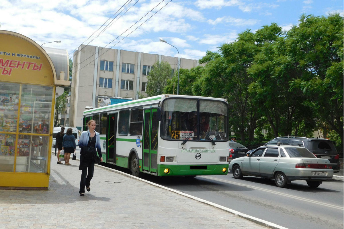 Автовокзал астрахань. Автобус Астрахань. Астраханский автобус. Астрахань пассажирские автобусы. Маршрутка Астрахань.