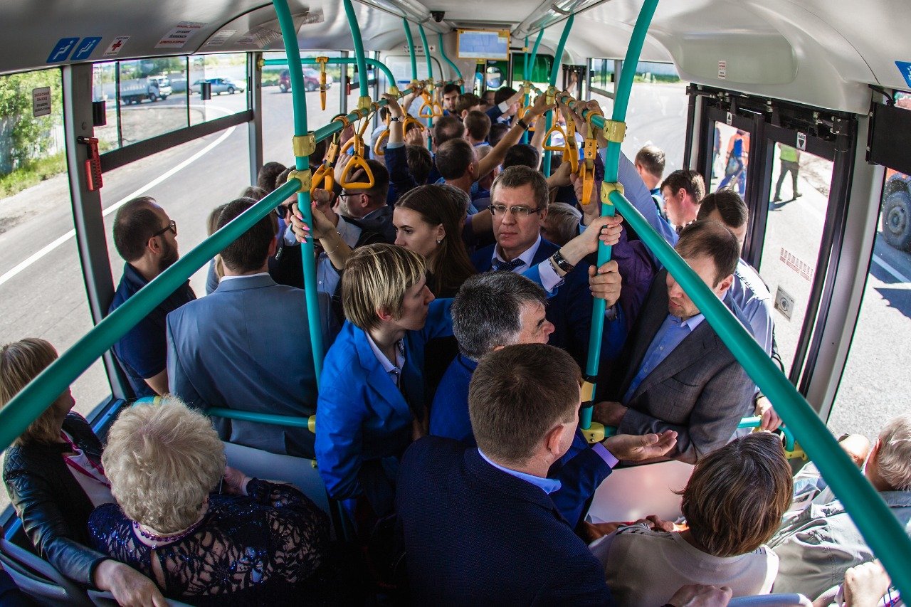 Много народу в автобусе. Переполненный общественный транспорт. Много людей в автобусе. Автобус.