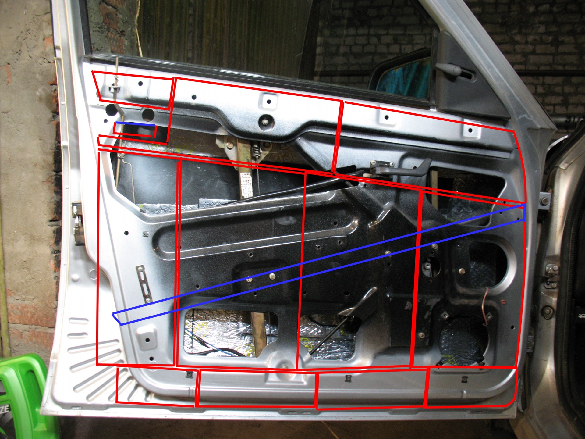 Двери 2112 левая. Виброизоляция багажника ВАЗ 2112. Виброизоляция багажника ВАЗ 2110. Виброизоляция двери 2110. Дверные тяги ВАЗ 2112 купе.