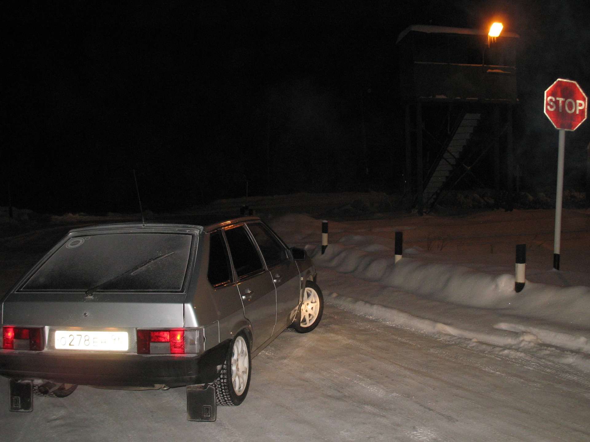 ВАЗ 2109 серебристая зимой ночью