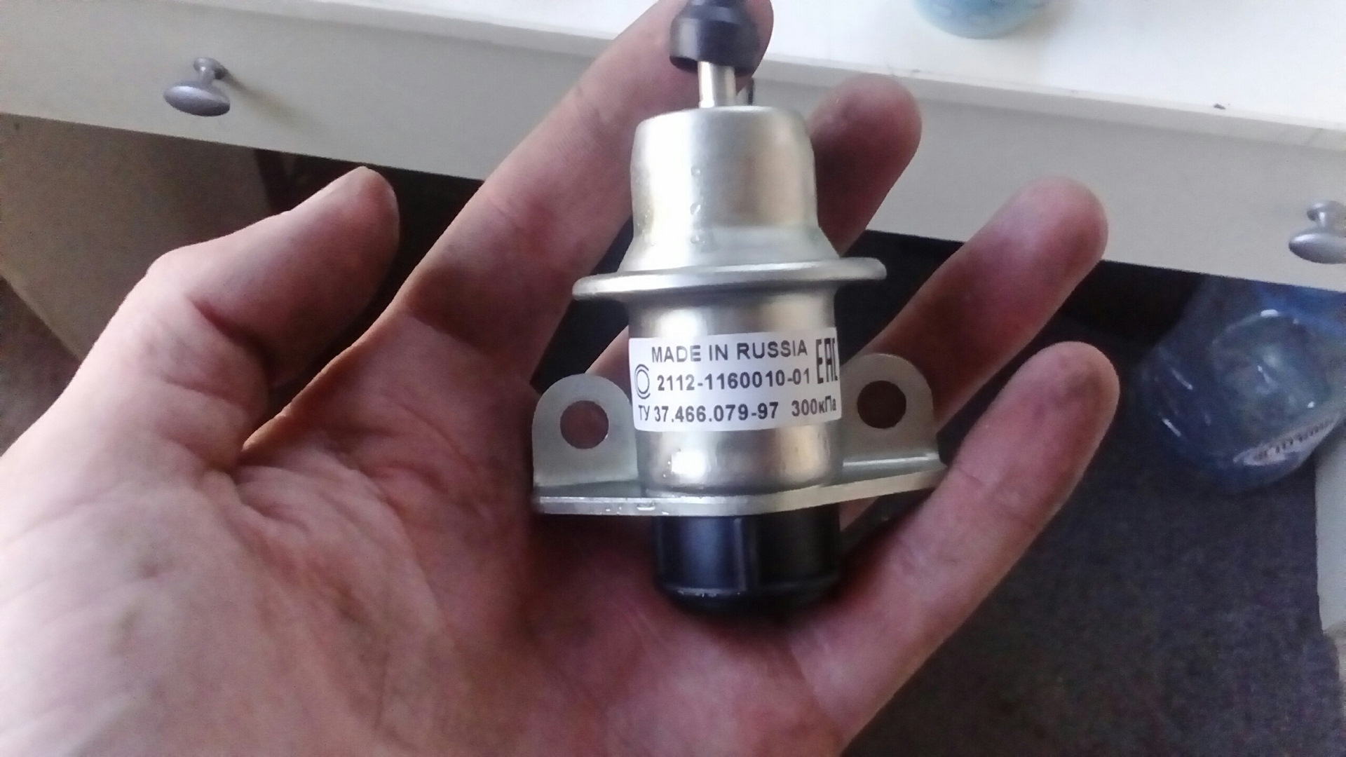 Топливный клапан ваз 2115 инжектор. Датчик регулятора давления топлива ВАЗ 2114. Датчик регулятора давления топлива ВАЗ 2110. Регулятор давления топлива Приора 3.8 бар.