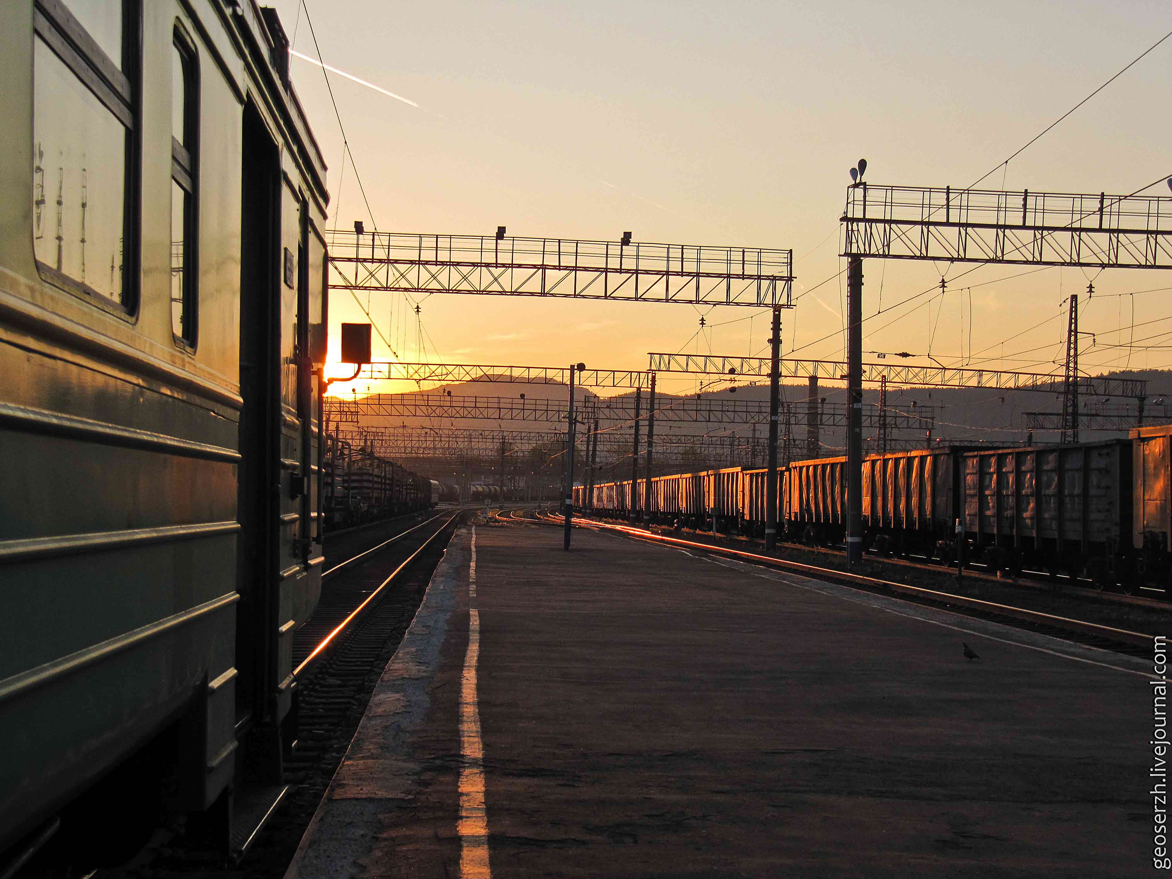 Фото перрона вокзала с поездом