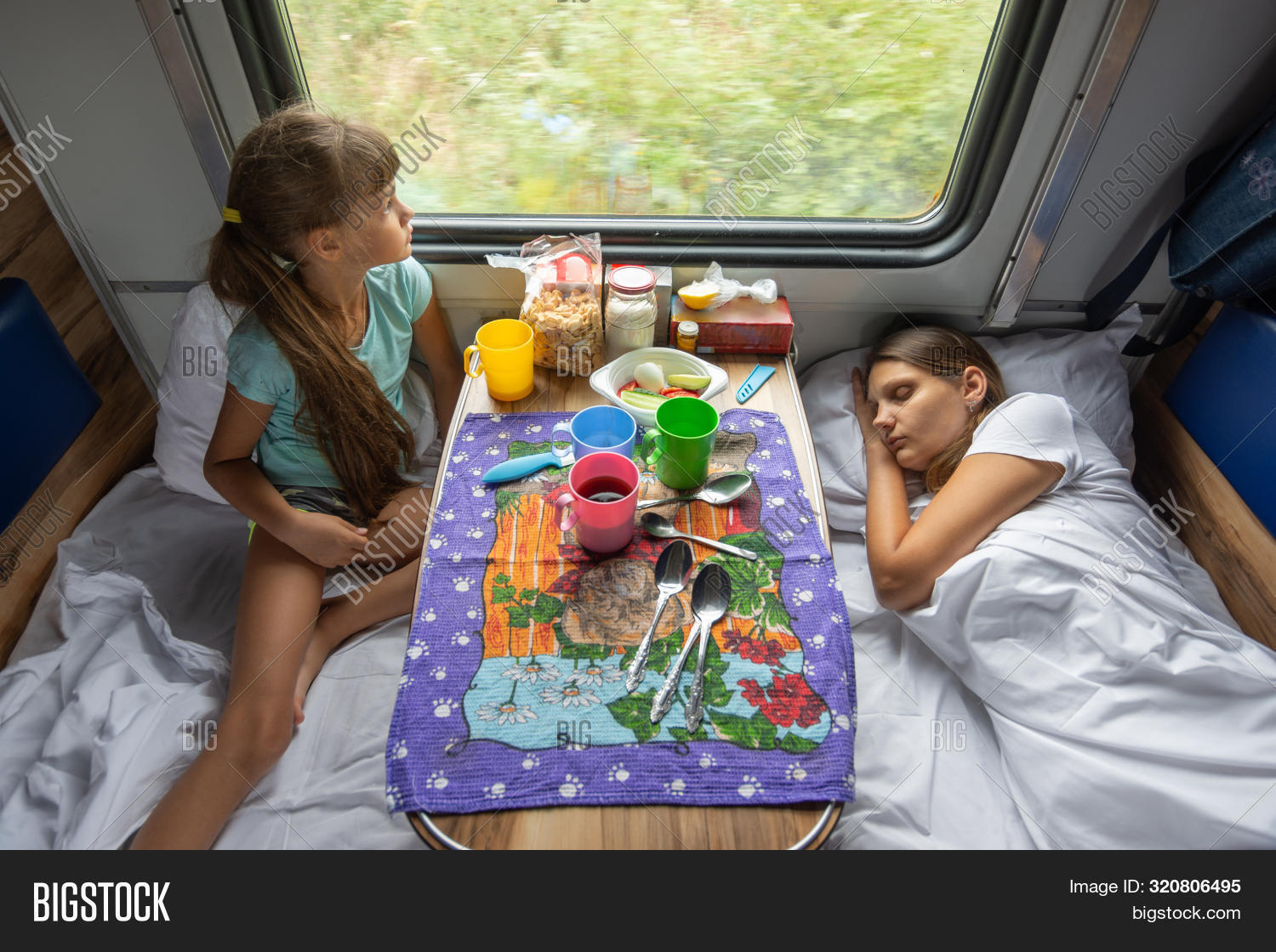 Дети спят в поезде