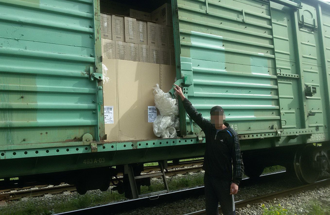 Сел в вагон. Грузовой вагон поезда. Хищения грузов из вагонов.