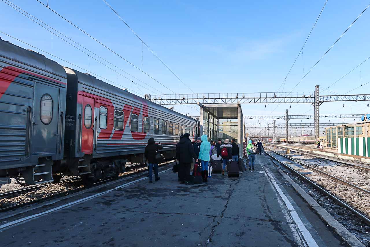 Жд поезд иркутск. Красноярск-пассажирский Красноярск поезд. Поезд Иркутск. Иркутск вокзал поезда. Станция Иркутск пассажирский.