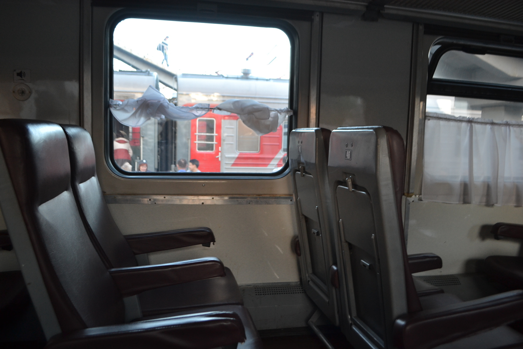 Сидячие места у стола в поезде