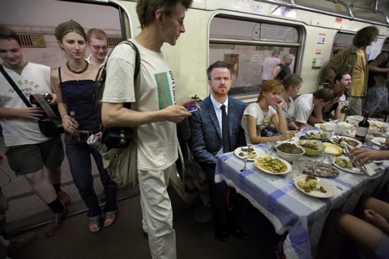 Сон еду в метро. Застолье в вагоне метро. Еда в метро. Стол в вагоне метро. Стол с едой в вагоне метро.