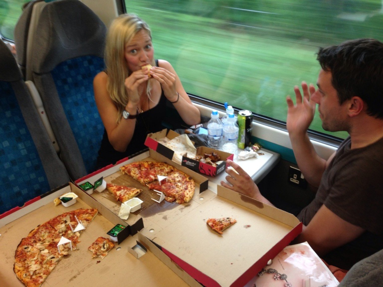 Поезд вагон еда. Еда в вагоне. Питание в поезде. Столик с едой в поезде. Еда в поезде ресторане.