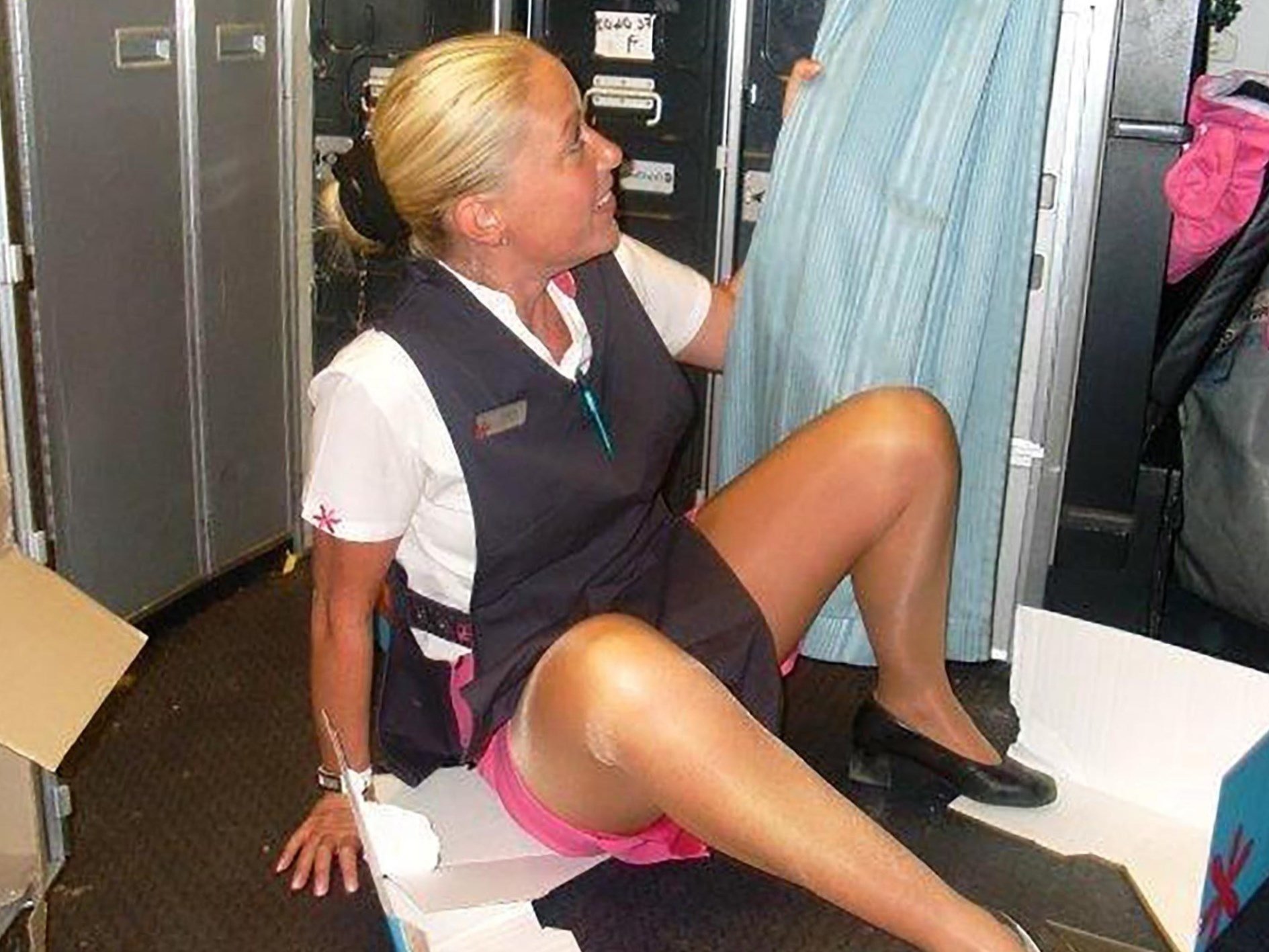 Под юбкой у стюардессы в самолете