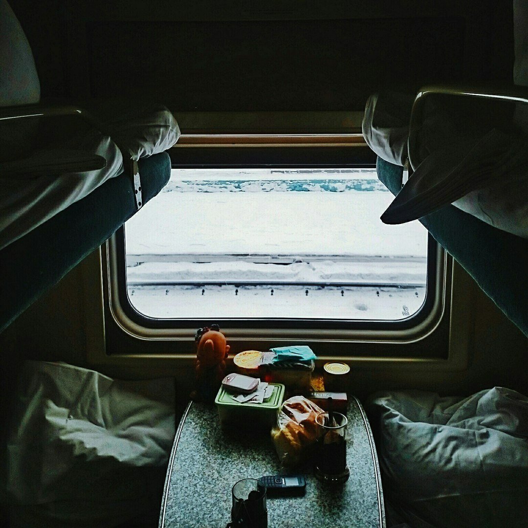Поездка в вагоне поезда. Купе в поезде. Окно поезда. Окно в купе поезда. Окно вагона.