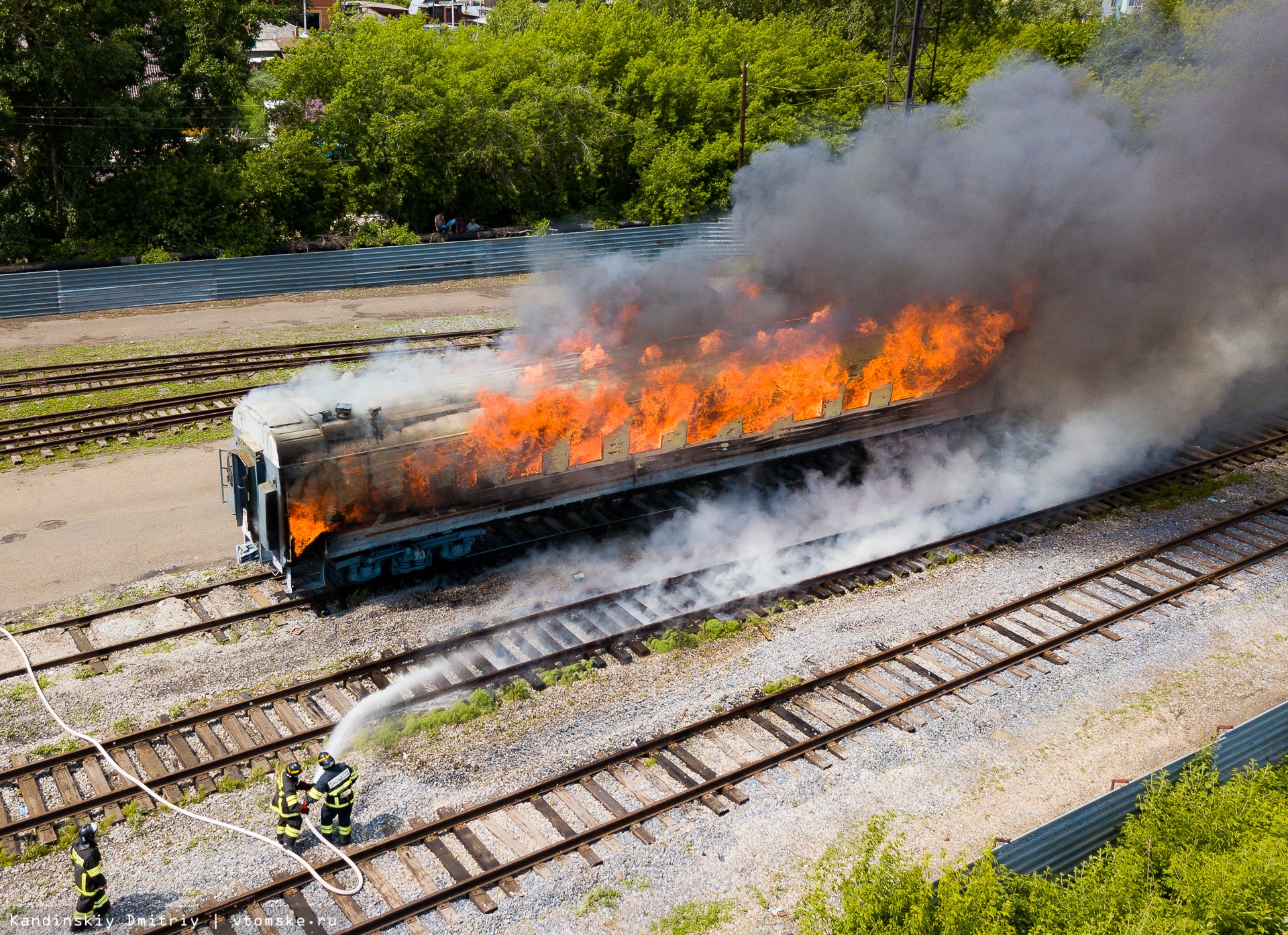 Пожар в вагоне пассажирского. Пожары на Железнодорожном транспорте. Горящий поезд.