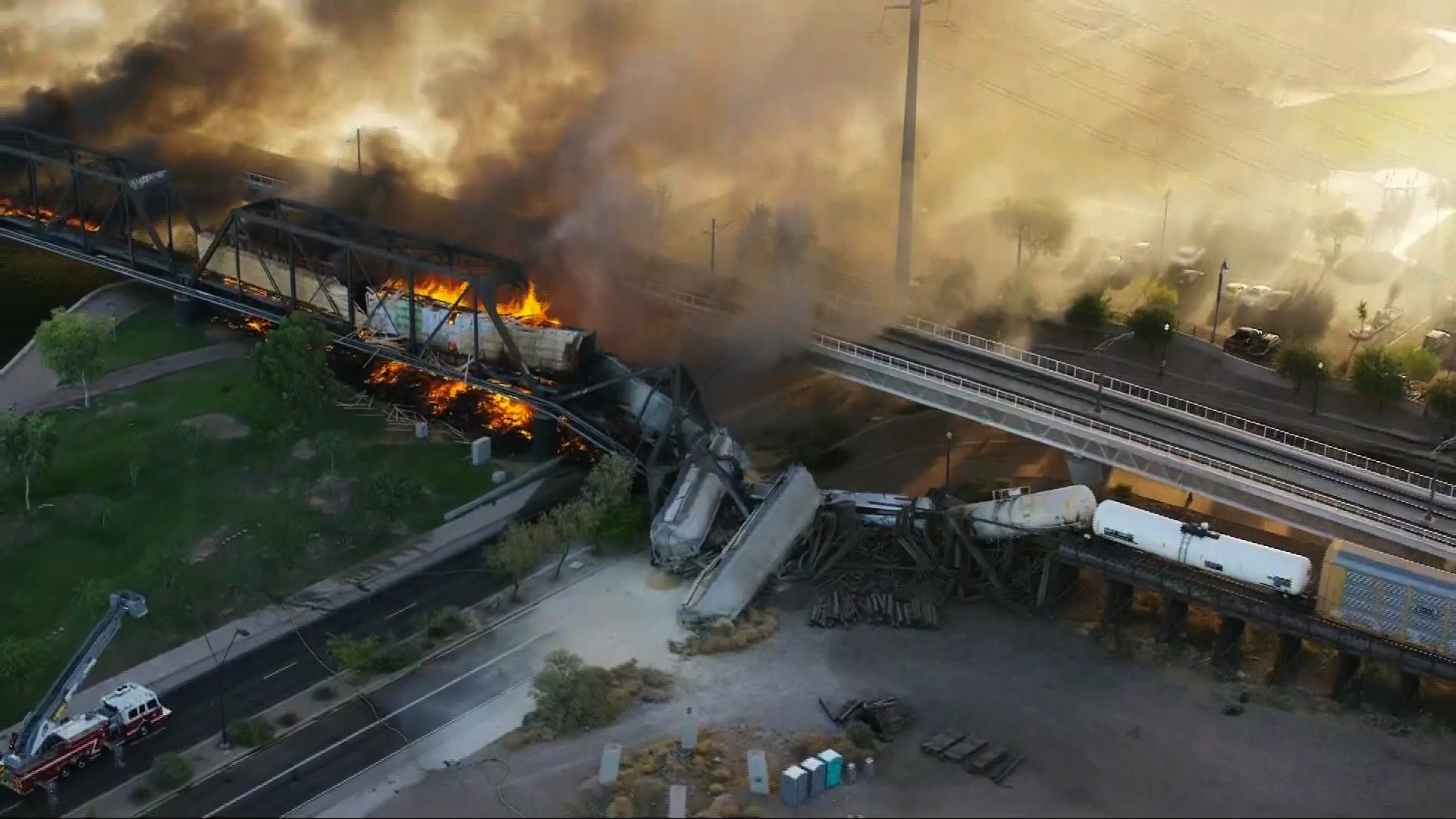 Авария с мостом в сша. Железнодорожная катастрофа в США 2023. Разрушенный поезд. Поезд в огне.