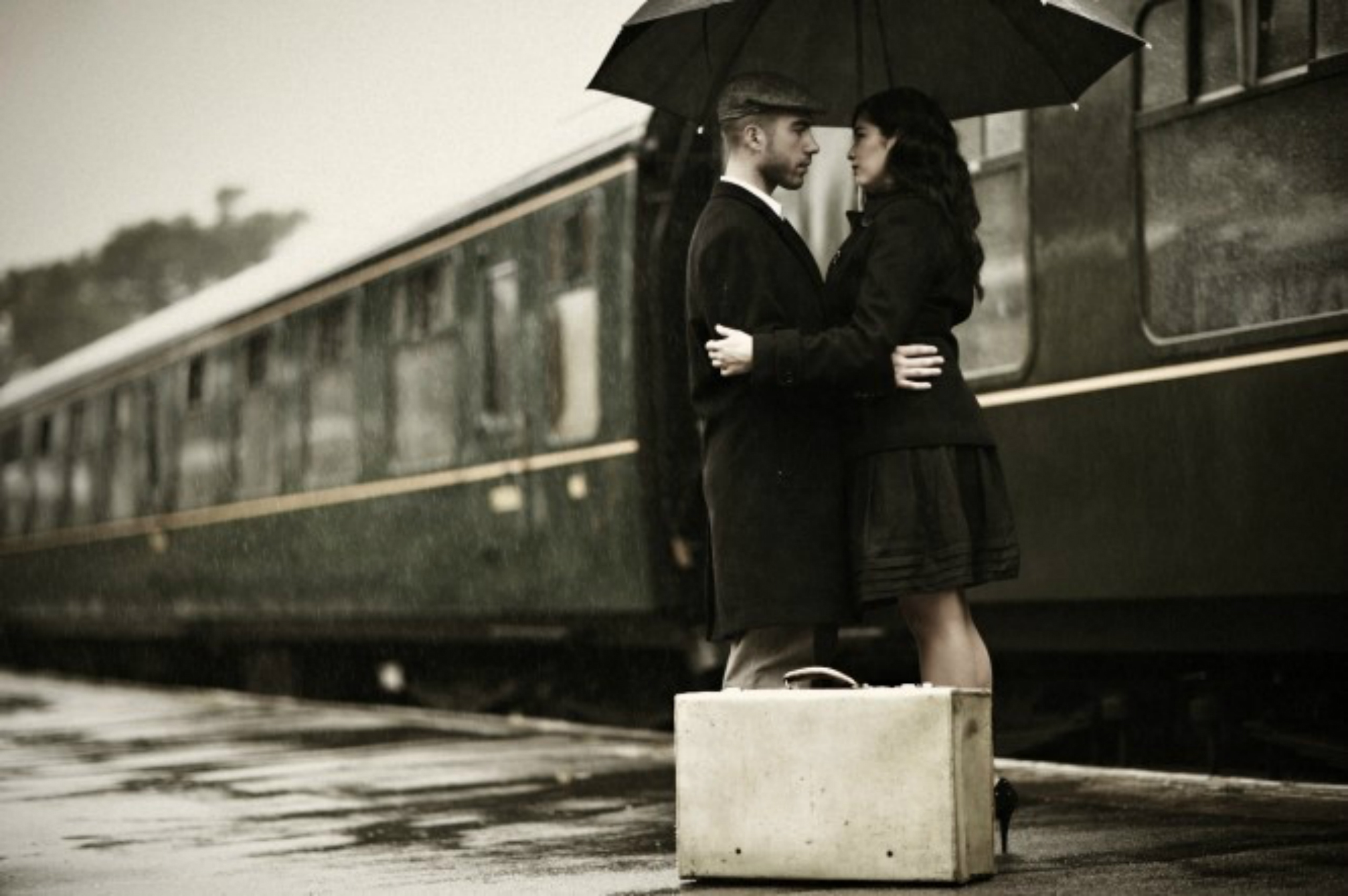Улыбнешься на прощание. Встреча на вокзале. Расставание на вокзале. Поцелуй на вокзале. Парень и девушка на вокзале.