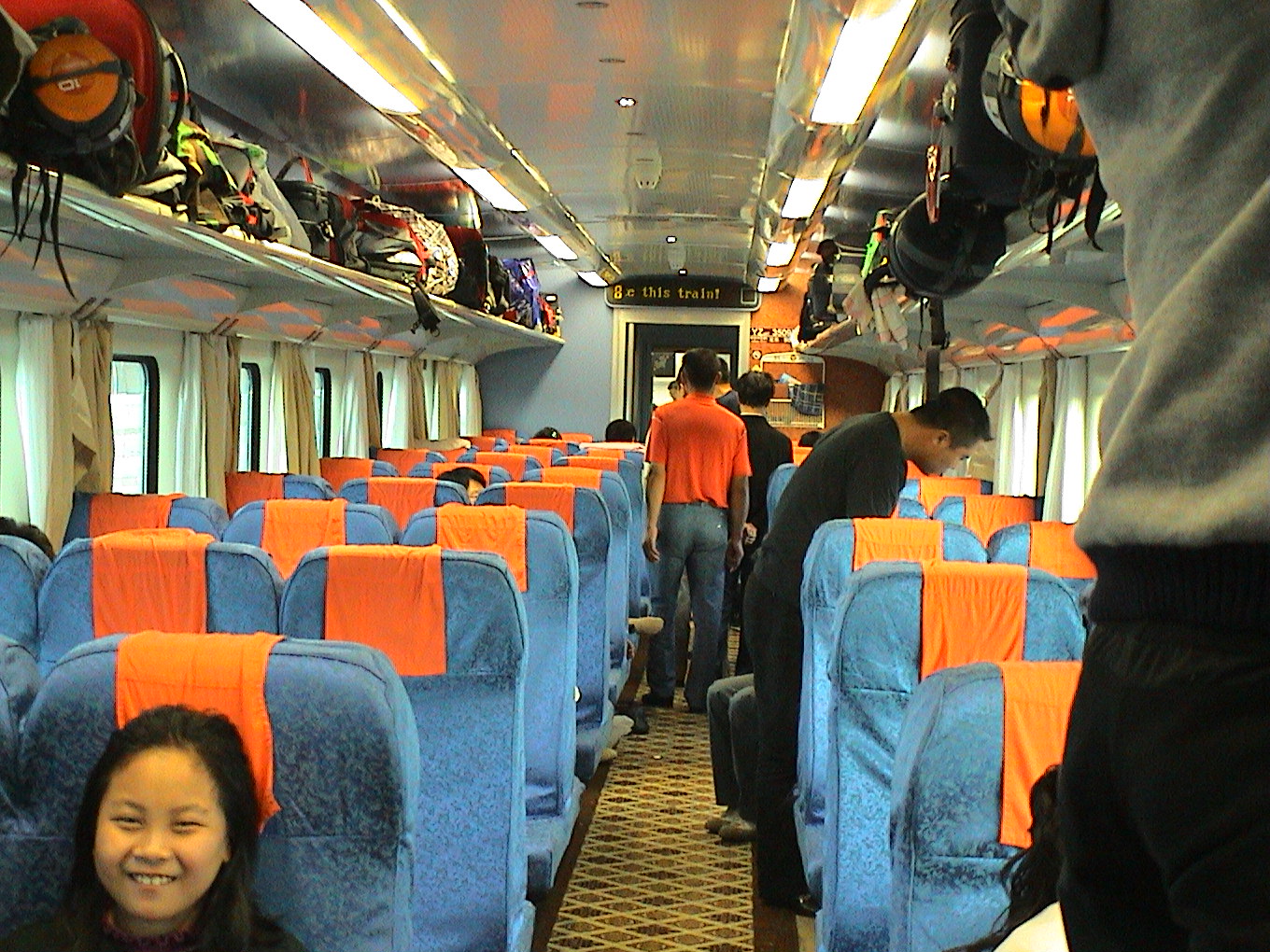 Вагоны в поезде сидят. Сидячий ФПК 2с. Сидячий вагон РЖД 2с. Сидячий вагон РЖД 3с. Железная дорога цинхай-Тибет.
